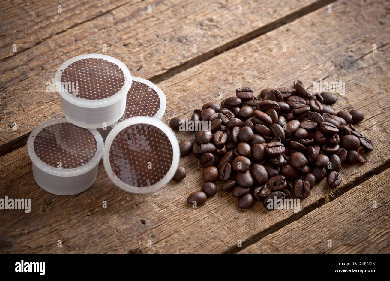 Kaffee Pods auf Holztisch Stockfoto