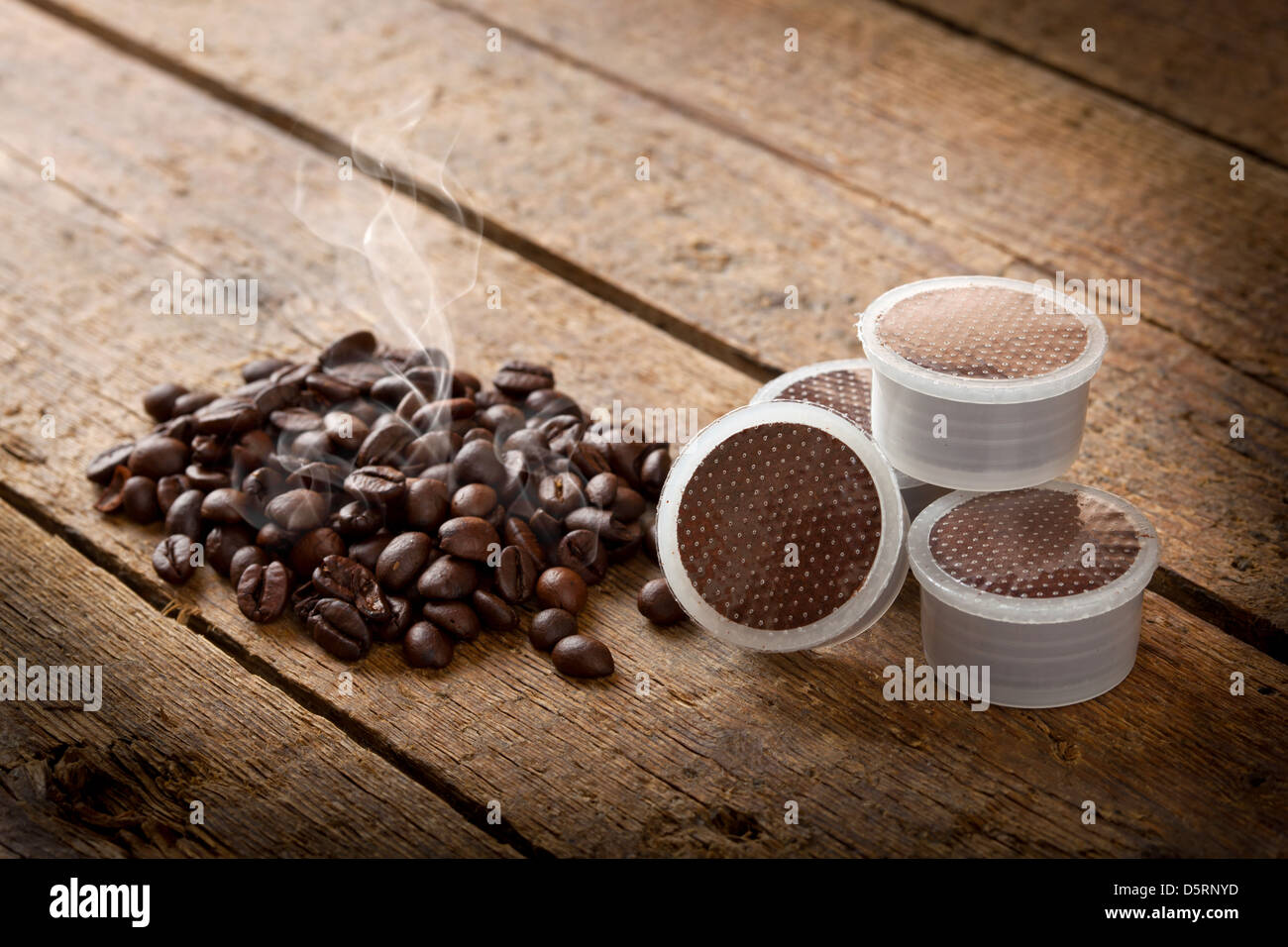 Kaffee Pods auf Holztisch Stockfoto