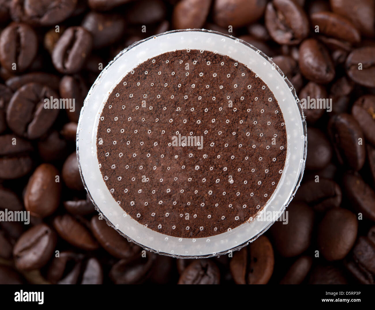 Kaffeepads Kaffeebohnen Hintergrund Stockfoto