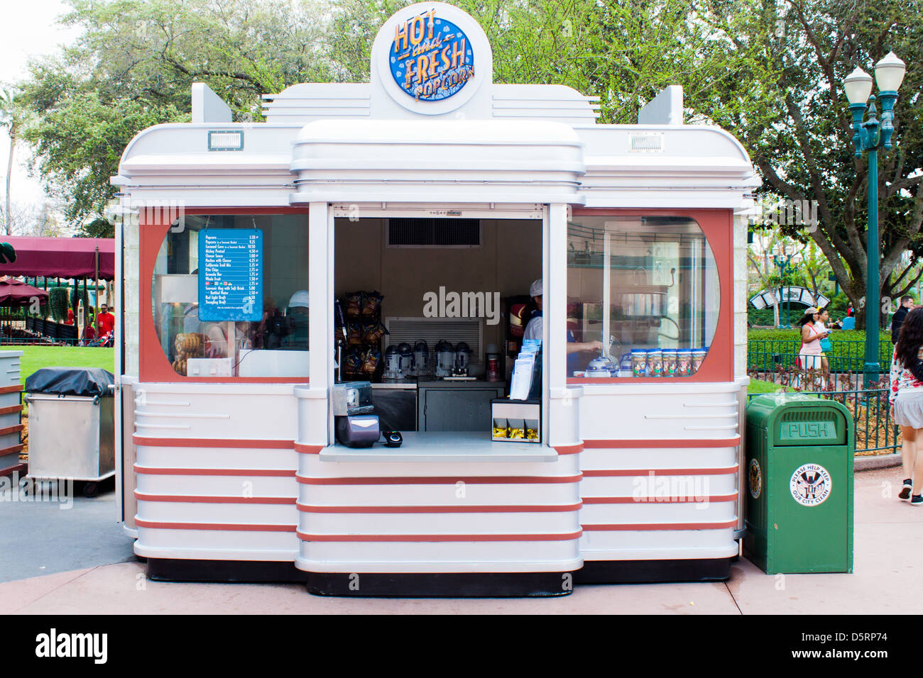 Popcorn und Brezel stehen Disney World Hollywood Studios Stockfoto