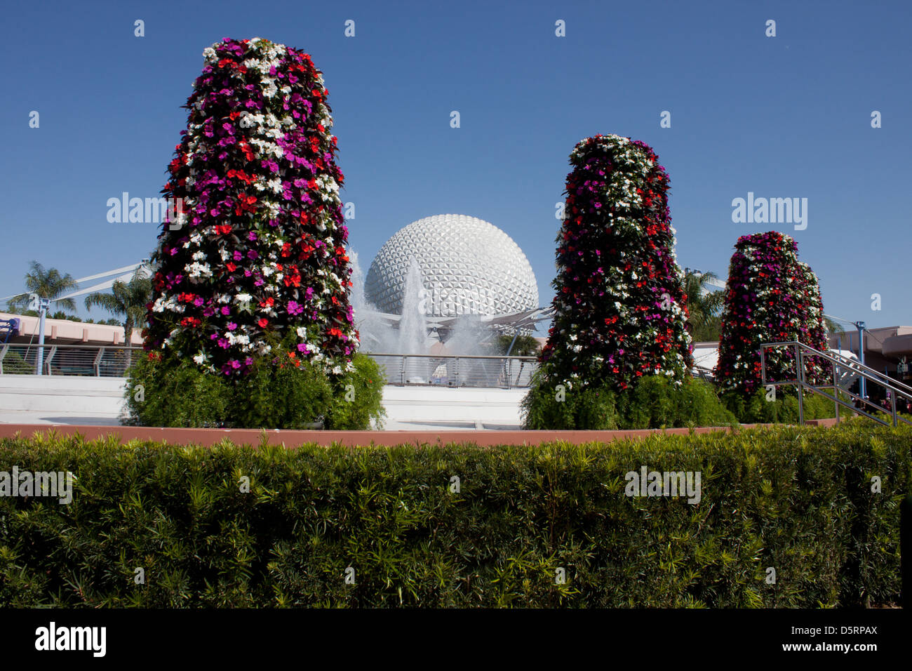 Geodätische Kuppel, Spaceship Earth und blühenden Bäumen, Epcot, Disney World Stockfoto