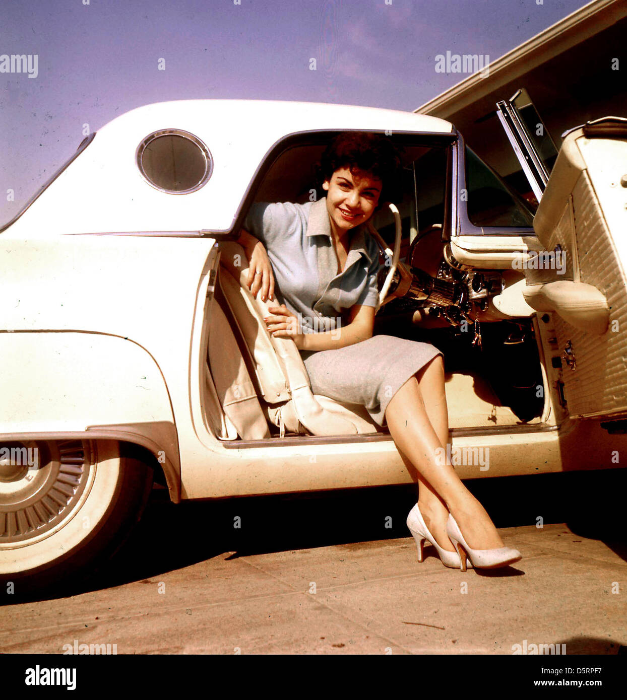 ANNETTE FUNICELLO, ein Gründungsmitglied der Mickey Mouse Club-Foto - Datei und Bildschirm-Symbol, in einer Reihe von 60er 'Strand' Filme mitgespielt, starb Montag, 8. April 2013 im Alter von 70 Jahren. Funicello erkrankte sie an Multipler Sklerose im Jahr 1987 und wurde ein Verfechter für die Behandlung der Krankheit. Bild: 12. August 2004 - Hollywood, Kalifornien, USA - undatierte Publicity Foto von Annette Funicello. (Kredit-Bild: © Barbier/Globe Photos/ZUMAPRESS.com) Stockfoto