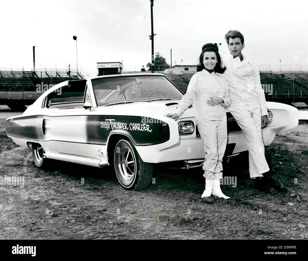 ANNETTE FUNICELLO, ein Gründungsmitglied der Mickey Mouse Club-Foto - Datei und Bildschirm-Symbol, in einer Reihe von 60er 'Strand' Filme mitgespielt, starb Montag, 8. April 2013 im Alter von 70 Jahren. Funicello erkrankte sie an Multipler Sklerose im Jahr 1987 und wurde ein Verfechter für die Behandlung der Krankheit. Bild: 27. Dezember 2004 - Hollywood, Kalifornien, USA - undatierte Publicity Foto von ANNETTE FUNICELLO und FABIAN von "Thunder Alley." (Kredit-Bild: © Globe Photos/ZUMAPRESS.com) Stockfoto