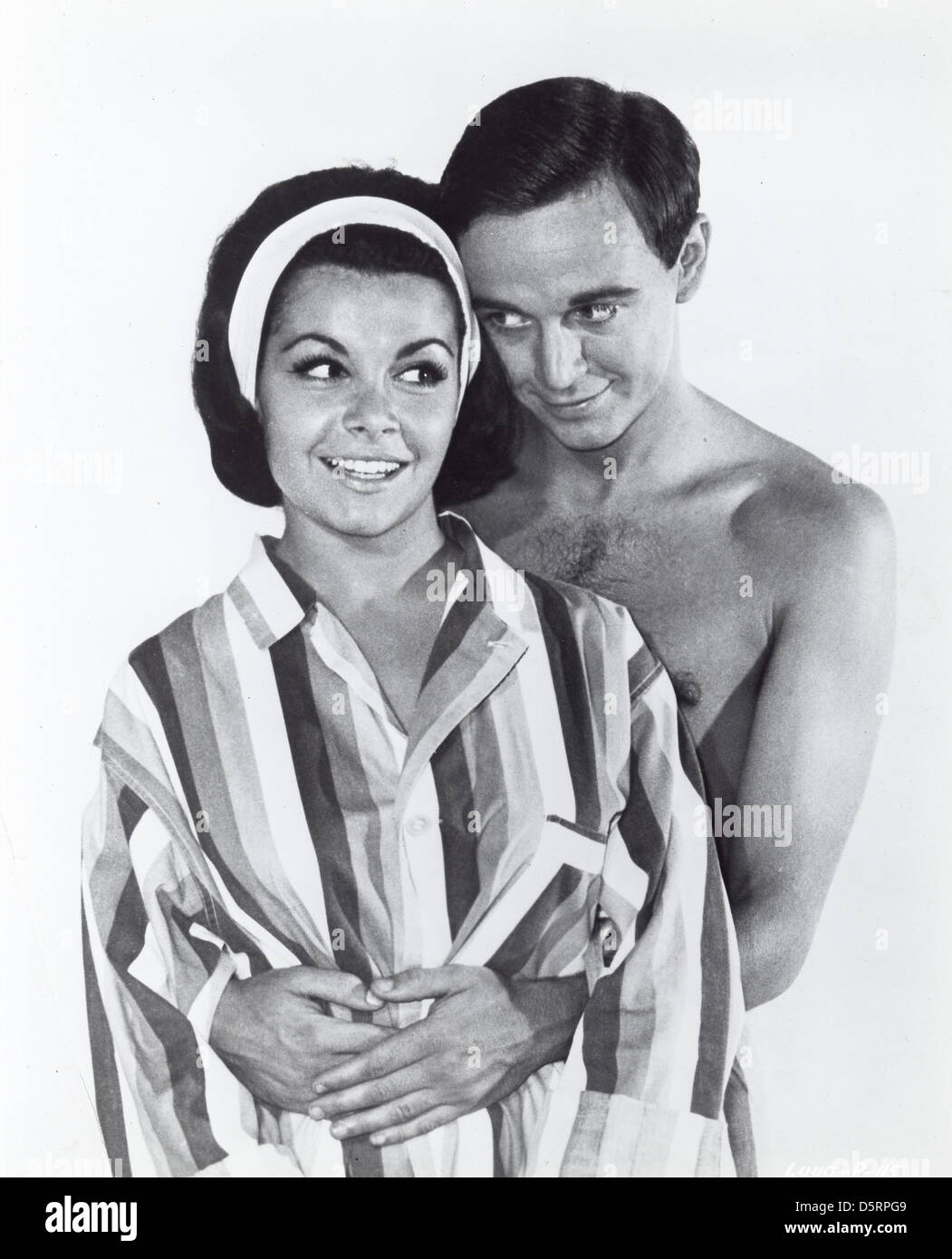 ANNETTE FUNICELLO, ein Gründungsmitglied der Mickey Mouse Club-Foto - Datei und Bildschirm-Symbol, in einer Reihe von 60er 'Strand' Filme mitgespielt, starb Montag, 8. April 2013 im Alter von 70 Jahren. Funicello erkrankte sie an Multipler Sklerose im Jahr 1987 und wurde ein Verfechter für die Behandlung der Krankheit. Bild: 2. April 2012 - Hollywood, Kalifornien, USA - undatierte Publicity Foto von ANNETTE FUNICELLO und TOMMY KIRK "Pyjama-Party." (Kredit-Bild: © Globe Photos/ZUMAPRESS.com) Stockfoto