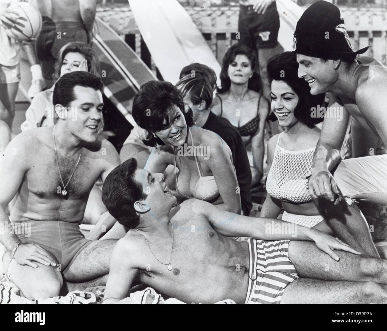 ANNETTE FUNICELLO, ein Gründungsmitglied der Mickey Mouse Club-Foto - Datei und Bildschirm-Symbol, in einer Reihe von 60er 'Strand' Filme mitgespielt, starb Montag, 8. April 2013 im Alter von 70 Jahren. Funicello erkrankte sie an Multipler Sklerose im Jahr 1987 und wurde ein Verfechter für die Behandlung der Krankheit. Bild: 2. April 2012 - Hollywood, Kalifornien, USA - undatierte Publicity Foto von "Muscle Beach-Party." Von links nach rechts: JOHN ASHLEY, DELORES WELLS, ANNETTE FUNICELLO, JODY MCCREA und vor FRANKIE AVALON. (Kredit-Bild: © Globe Photos/ZUMAPRESS.com) Stockfoto