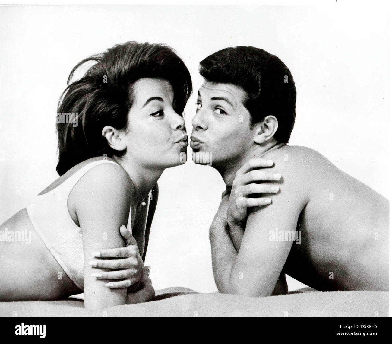 ANNETTE FUNICELLO, ein Gründungsmitglied der Mickey Mouse Club-Foto - Datei und Bildschirm-Symbol, die in einer Reihe von 60er '' Strand '' Filme spielte starb Montag, 8. April 2013 im Alter von 70 Jahren. Funicello erkrankte sie an Multipler Sklerose im Jahr 1987 und wurde ein Verfechter für die Behandlung der Krankheit. Bild: 27. Dezember 2004 - Hollywood, Kalifornien, USA - 1960 Publicity Foto von ANNETTE FUNICELLO und FRANKIE AVALON für "Beach-Party." (Kredit-Bild: © Globe Photos/ZUMAPRESS.com) Stockfoto