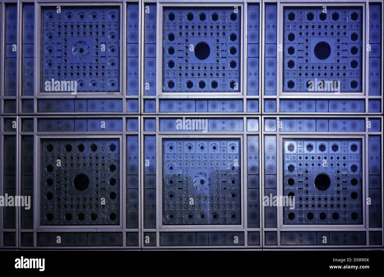 Mechanische Irisblenden an der Fassade des Institut de Monde Arabe French für das Arab World Institute, kurz IMA, die eigentlich photoempfindliche motorgesteuerte Blenden sind, Die als raffinierter, heller Sonnenschutz fungieren, der sich automatisch öffnet und schließt, um die Lichtmenge und die Wärme, die von der vom Architekturstudio gemeinsam mit Jean Nouvel in Paris entworfenen Sonne in das Gebäude eindringen, zu kontrollieren Stockfoto Mechanische Irisblenden an der Fassade des Institut de Monde Arabe French für das Arab World Institute, kurz IMA, die eigentlich photoempfindliche motorgesteuerte Blenden sind, Die als raffinierter, heller Sonnenschutz fungieren, der sich automatisch öffnet und schließt, um die Lichtmenge und die Wärme, die von der vom Architekturstudio gemeinsam mit Jean Nouvel in Paris entworfenen Sonne in das Gebäude eindringen, zu kontrollieren Stockfoto