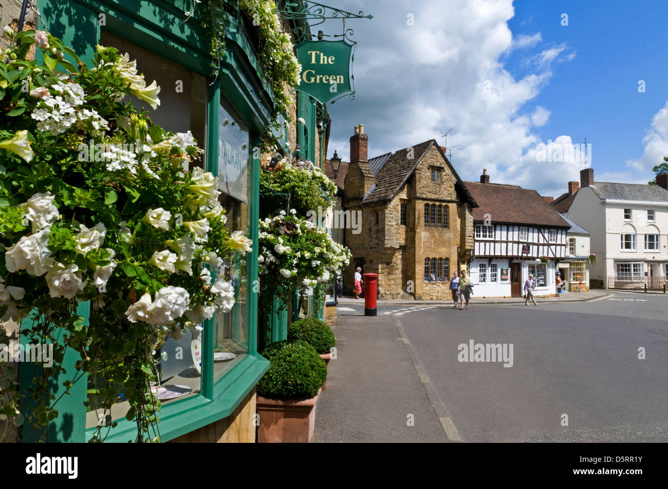 Sherborne High Street historisches Stadtzentrum mit hängenden Körben Blumen und rote Briefkasten Dorset England UK Stockfoto