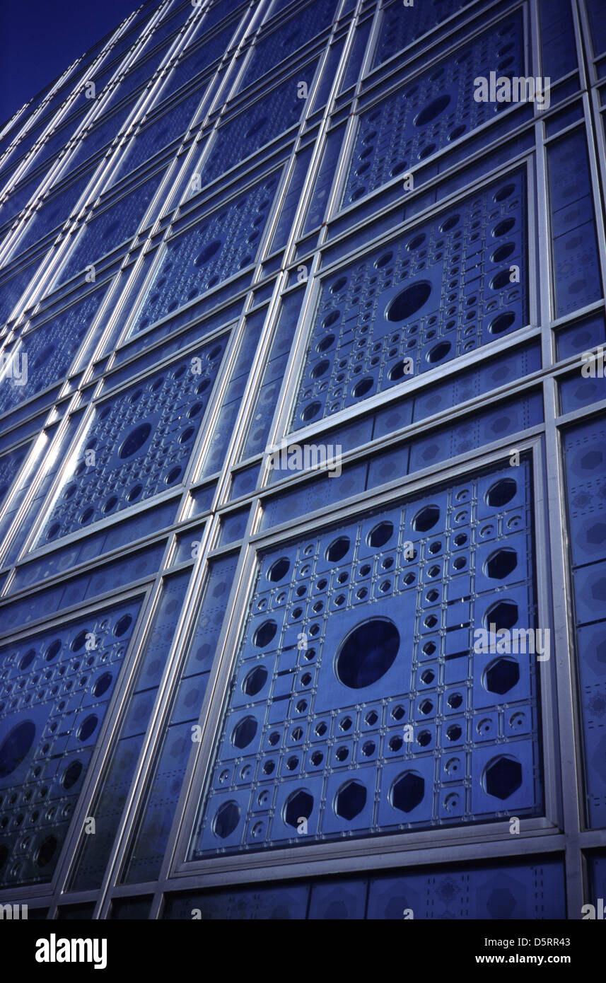 Mechanische Irisblenden an der Fassade des Institut de Monde Arabe French für das Arab World Institute, kurz IMA, die eigentlich photoempfindliche motorgesteuerte Blenden sind, Die als raffinierter, heller Sonnenschutz fungieren, der sich automatisch öffnet und schließt, um die Lichtmenge und die Wärme, die von der vom Architekturstudio gemeinsam mit Jean Nouvel in Paris entworfenen Sonne in das Gebäude eindringen, zu kontrollieren Stockfoto Mechanische Irisblenden an der Fassade des Institut de Monde Arabe French für das Arab World Institute, kurz IMA, die eigentlich photoempfindliche motorgesteuerte Blenden sind, Die als raffinierter, heller Sonnenschutz fungieren, der sich automatisch öffnet und schließt, um die Lichtmenge und die Wärme, die von der vom Architekturstudio gemeinsam mit Jean Nouvel in Paris entworfenen Sonne in das Gebäude eindringen, zu kontrollieren Stockfoto
