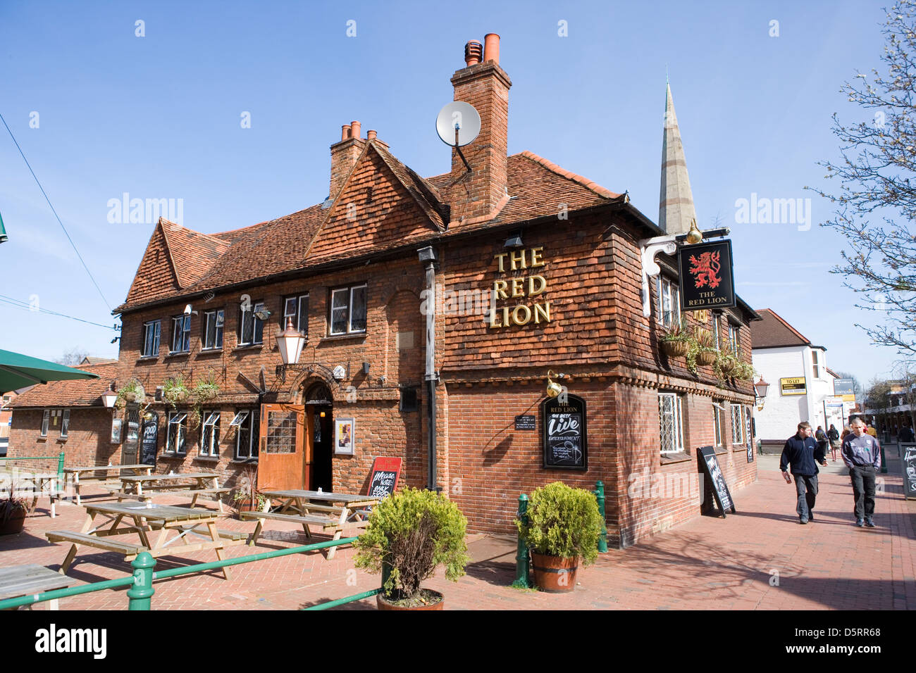 Das Red Lion Pub, Egham, Surrey Stockfoto