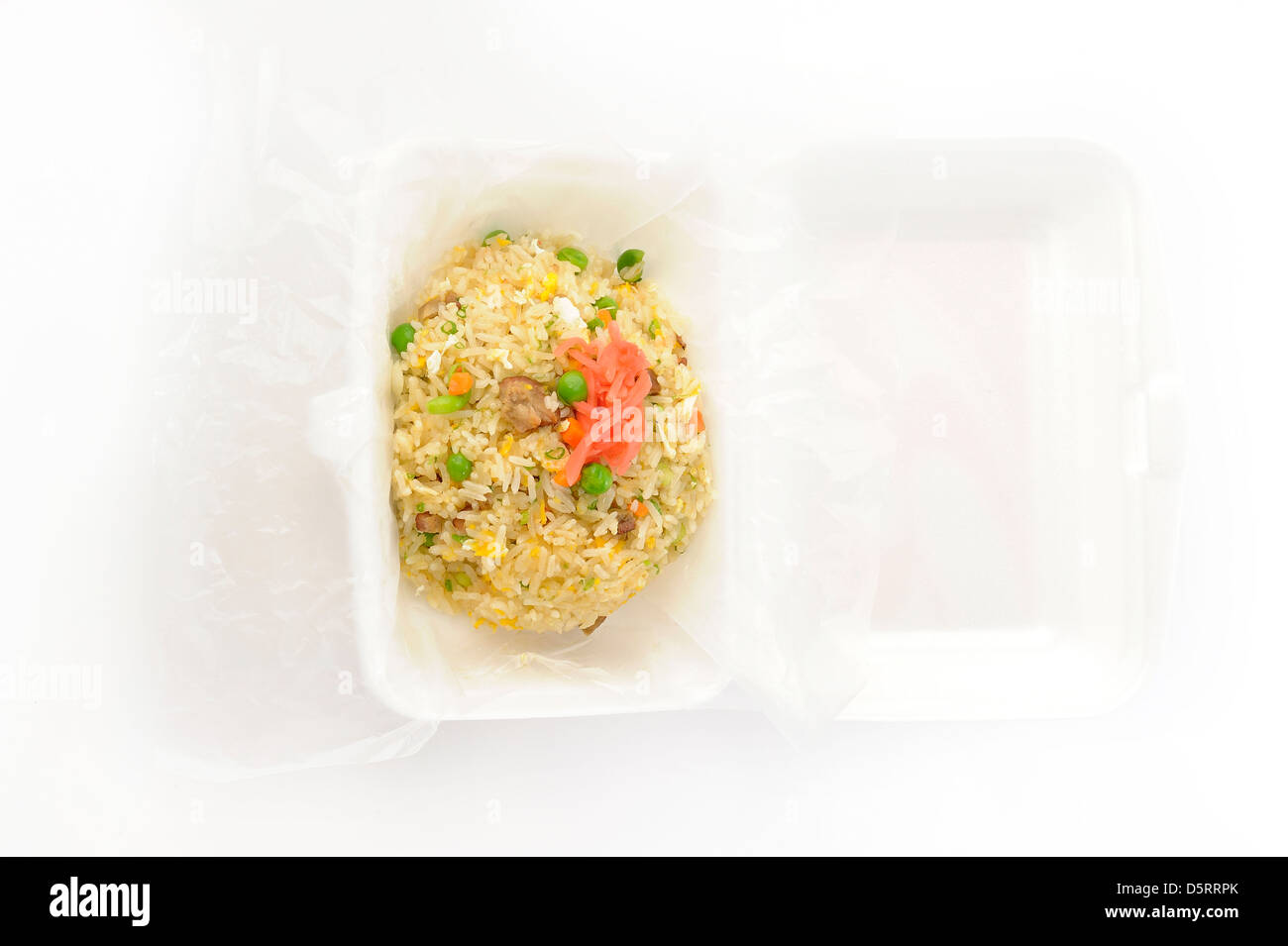 Gebratener Reis mit Erbsen in Schaum-Box mit Schweinefleisch Stockfoto