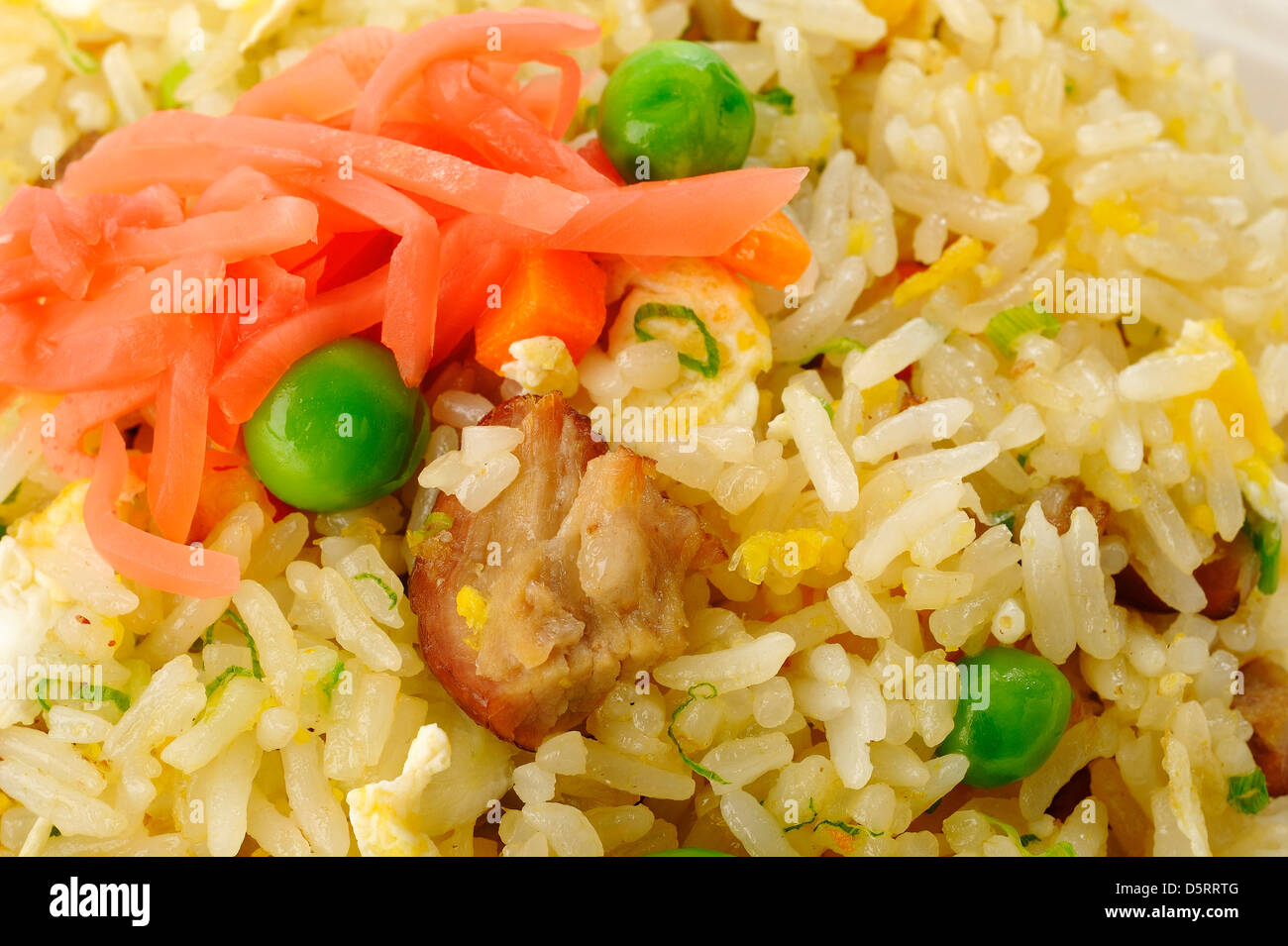Gebratener Reis mit Erbsen mit Schweinefleisch Stockfoto