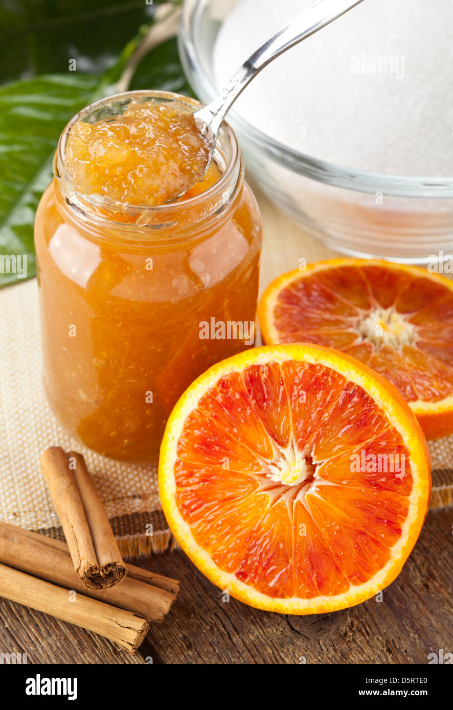 Selbstgemachte Orangenmarmelade auf dem Tisch Stockfoto