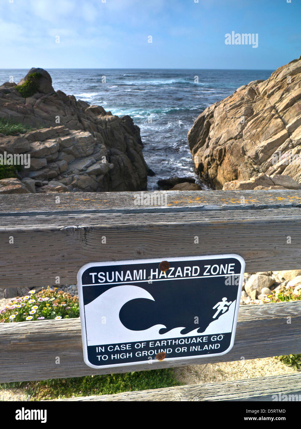 Tsunami Erdbeben Gefahr Zone Schild an Küsten 17-Mile-Drive Pacific Grove Monterey Kalifornien USA Stockfoto