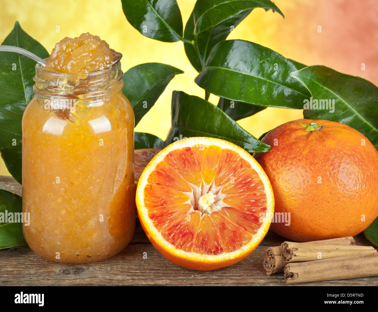 Selbstgemachte Orangenmarmelade auf dem Tisch Stockfoto