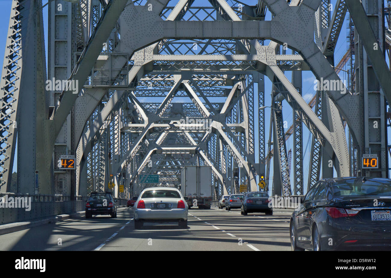 Alte historische Bay Bridge in San Francisco auf dem Highway 101 von Innenraum Aussichtspunkt San Francisco Kalifornien USA Stockfoto
