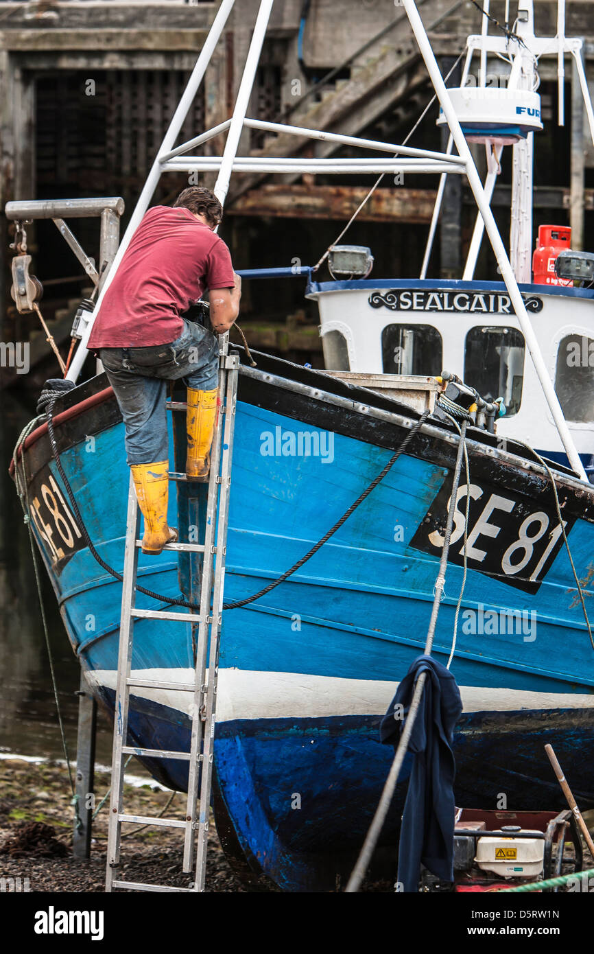 Angeln Boot Renovierung in Ullapool Hafen in den Highlands von Schottland. Stockfoto