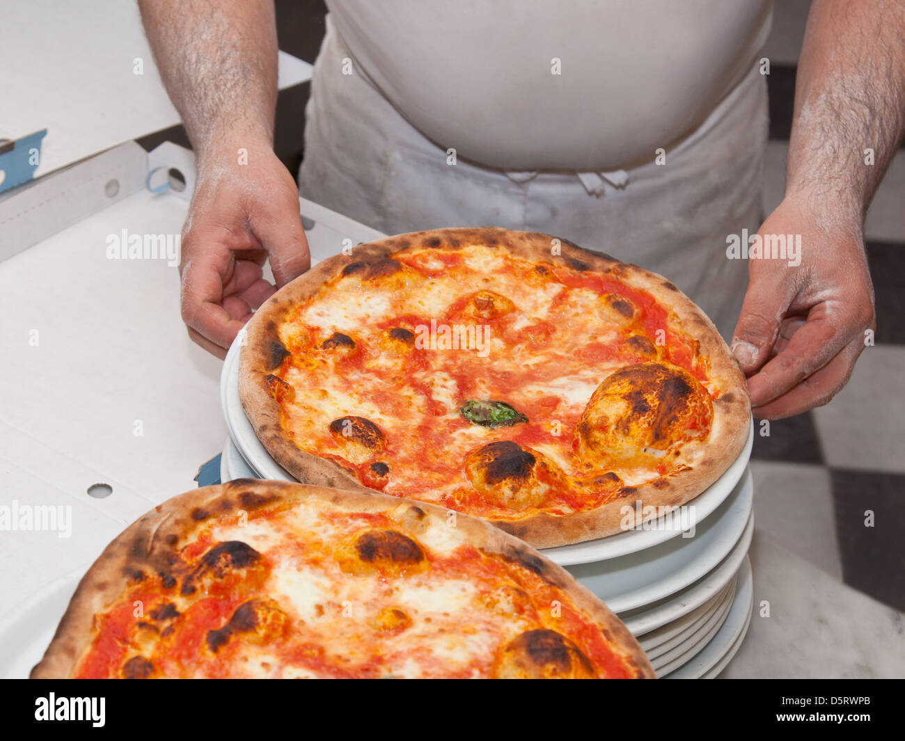 Pizza Margherita in Holzofen gekocht Stockfoto