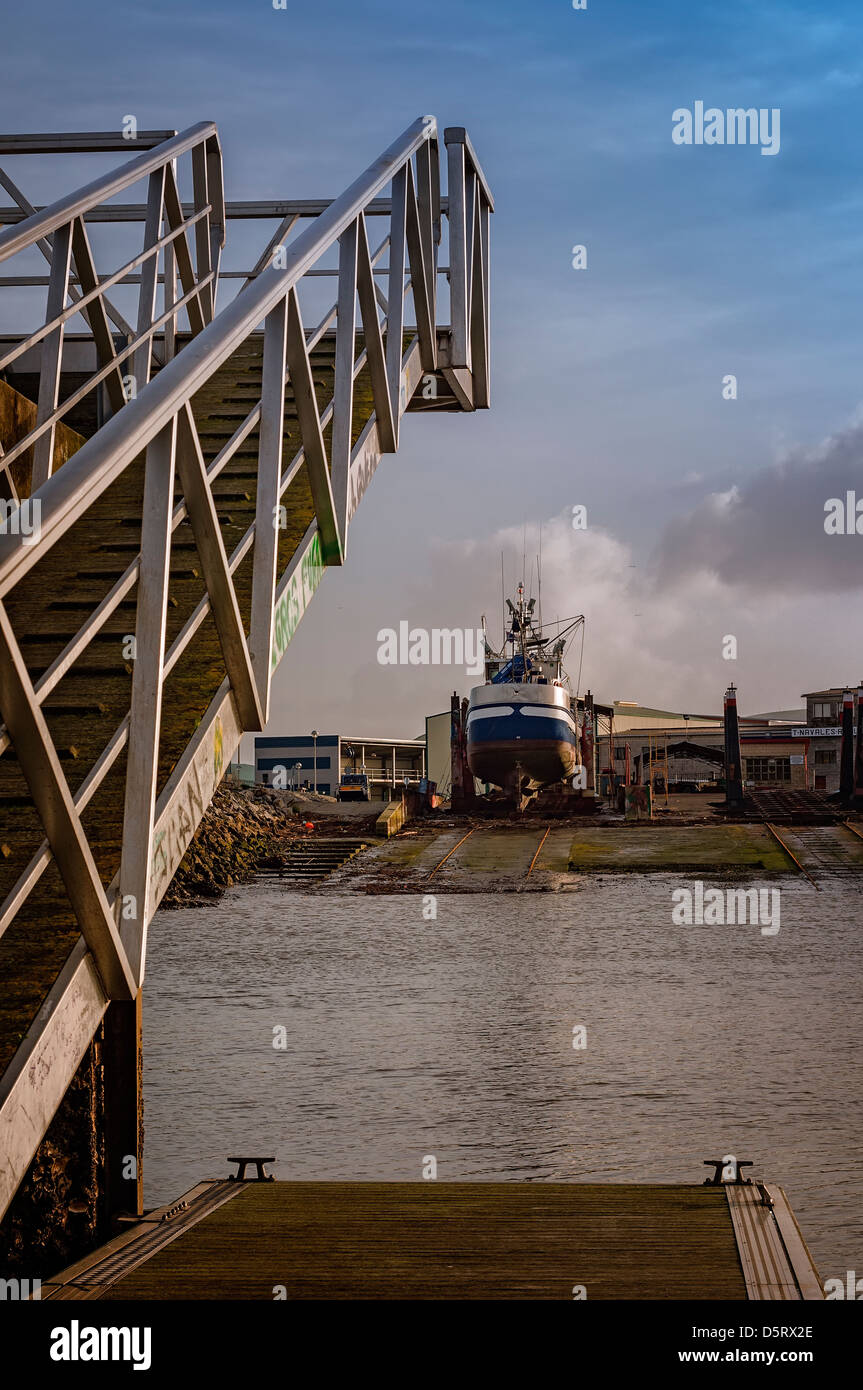 Oder Wiege Kran zum Heben von Boote aus Wasser und zu reparieren und malen Inn, Colindres, Kantabrien, Spanien, Europa, EU Stockfoto