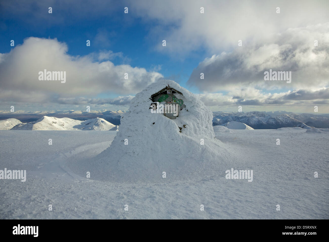 Notunterkunft auf dem Gipfel des Ben Nevis. Das Tierheim befindet sich auf den Resten der stillgelegten Aussichtsturm. Stockfoto