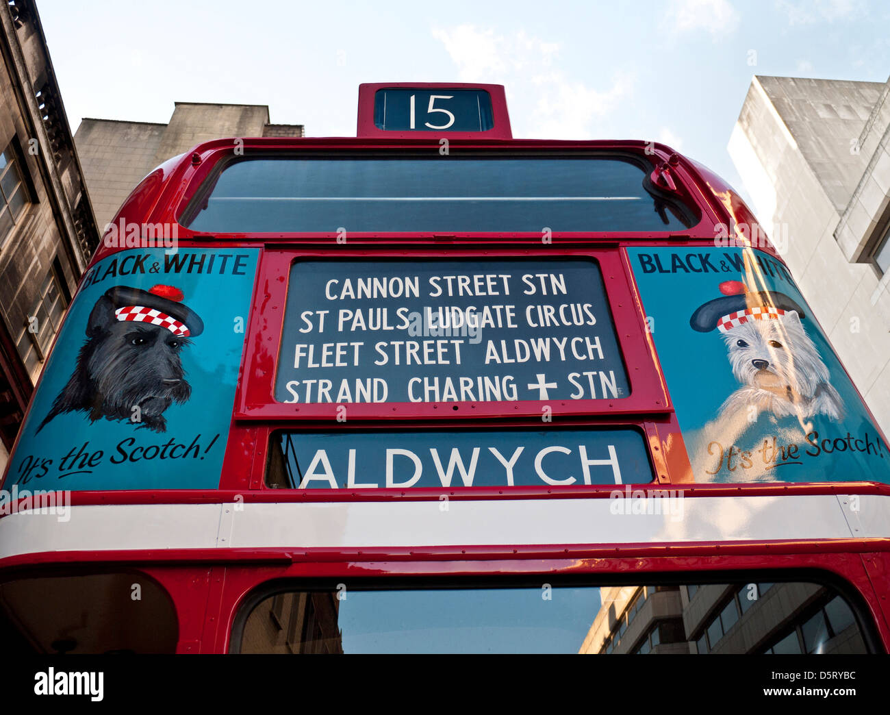 Historischen 1940er Jahren restauriert traditionellen UK roten Doppeldecker-Bus, mit Krieg Zeit Werbeplakate für schwarz-weiß & Scotch Stockfoto