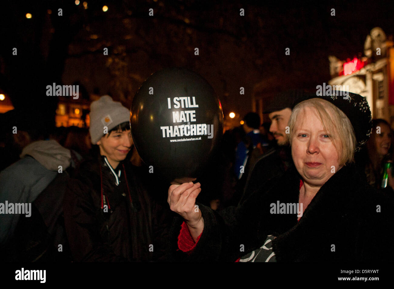 London, UK. 8. April 2013. Frau hält Ballon mit "Ich noch hasse Thatcher", wie Hunderte von Menschen in Brixton feiert den Niedergang der Baroness Thatcher sammeln. Bildnachweis: Martyn Wheatley / Alamy Live News Stockfoto