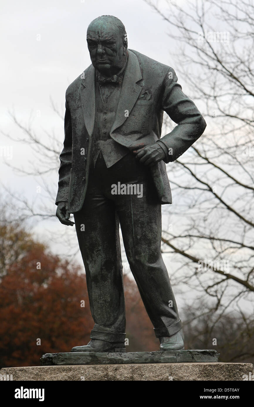 Satzung des Sir Winston Churchill in einem Park in Woodford Green, Nord-London, UK. Stockfoto