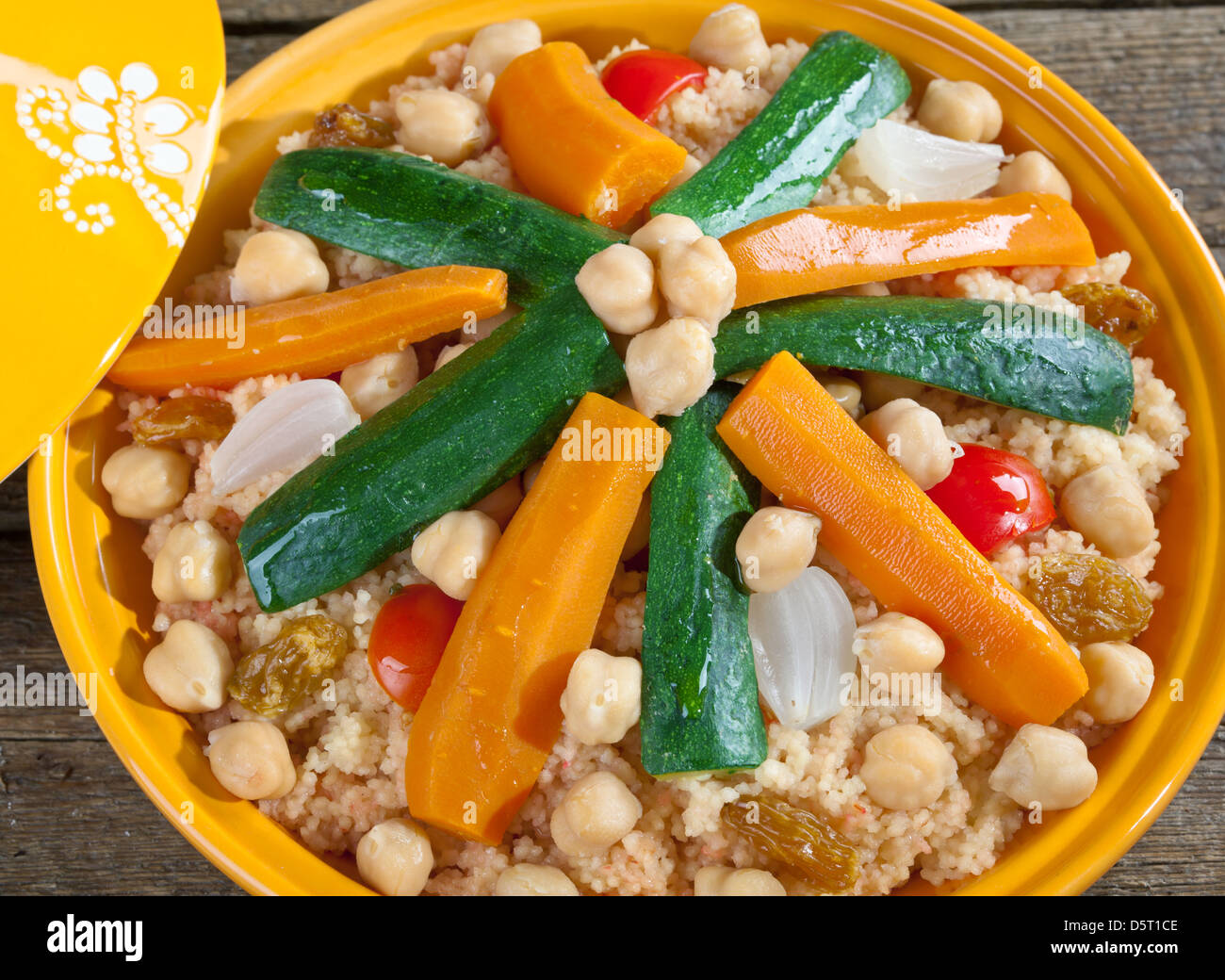 Gemüse-Tajine mit Couscous Stockfoto