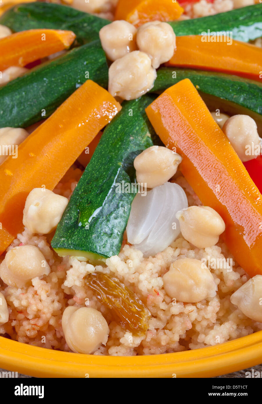 Gemüse-Tajine mit Couscous Stockfoto