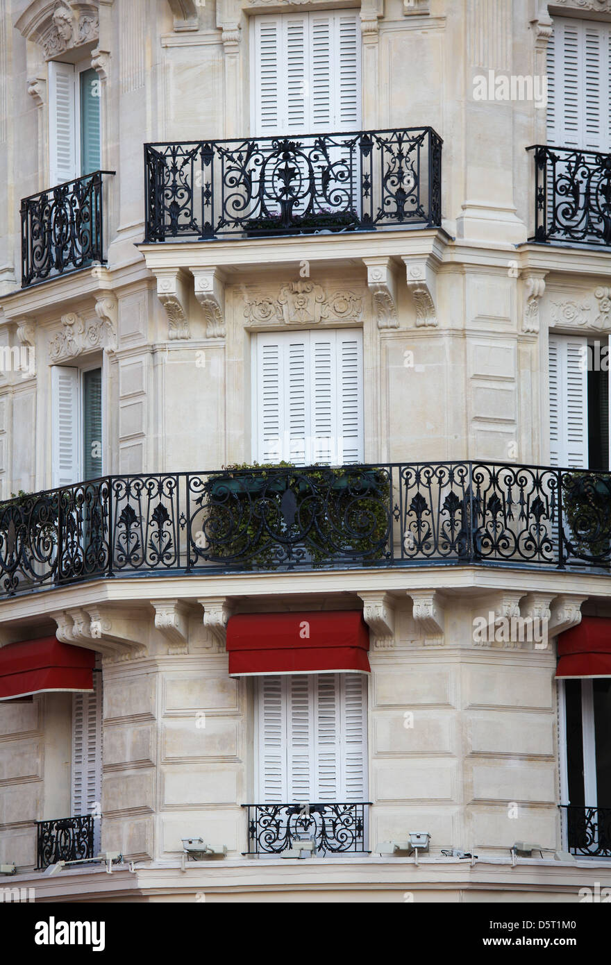 Nahaufnahme eines Hauses in der typischen Paris Architektur. Stockfoto