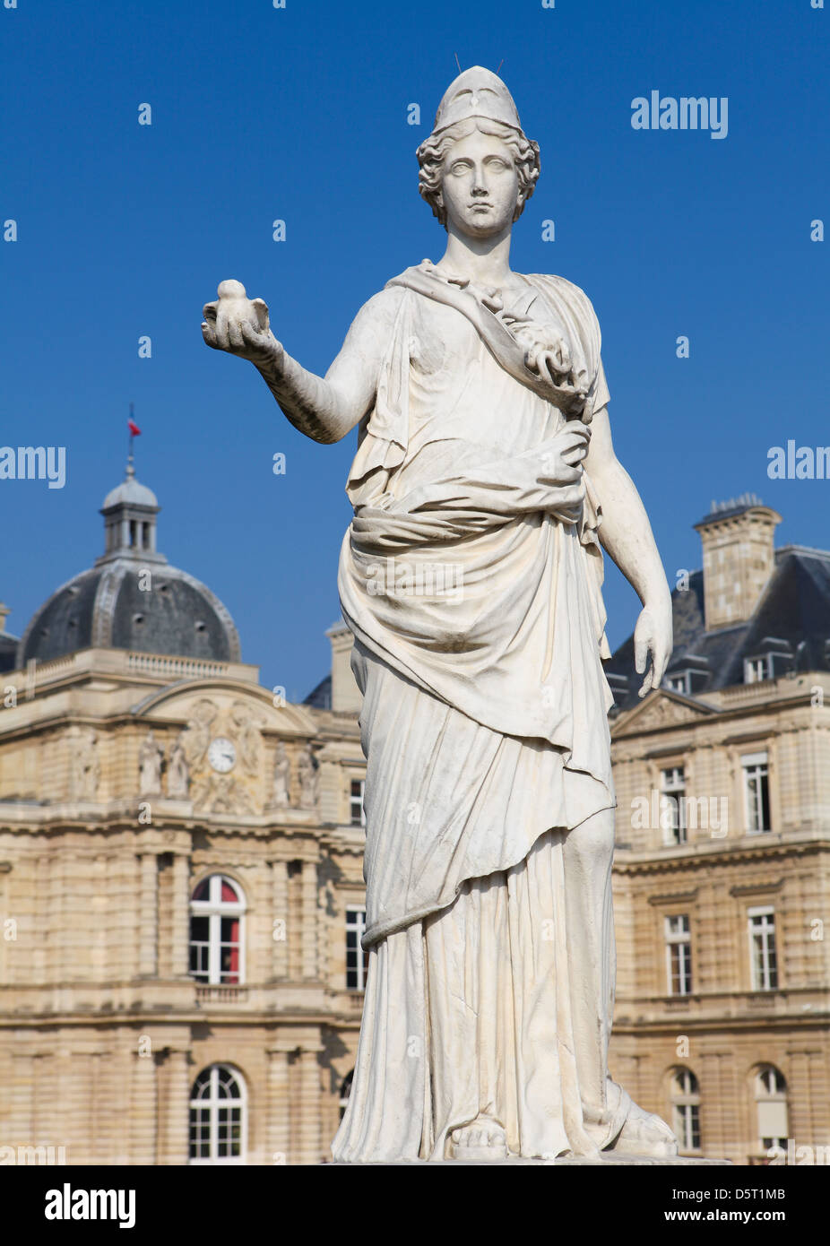Statue der Minerva (mit der griechischen Göttin Athene gleichgesetzt) am Jardin de Luxembourg in Paris, Frankreich. Stockfoto