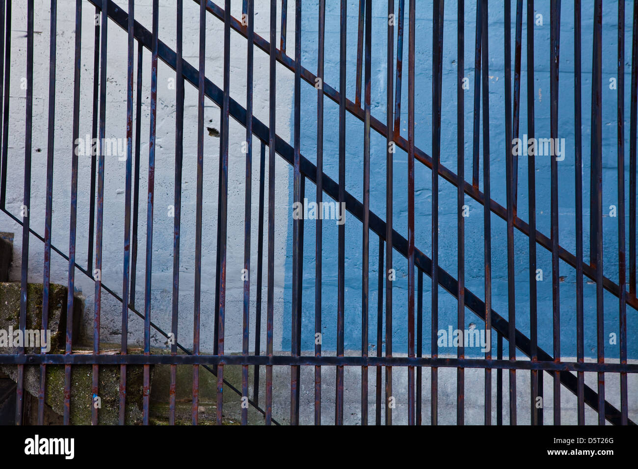 Sicherheitszaun und Treppen in einer Seitengasse in Vancouvers Chinatown Stockfoto