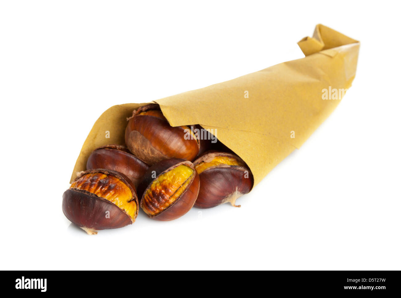Gebratene Kastanien auf weißem Hintergrund Stockfoto