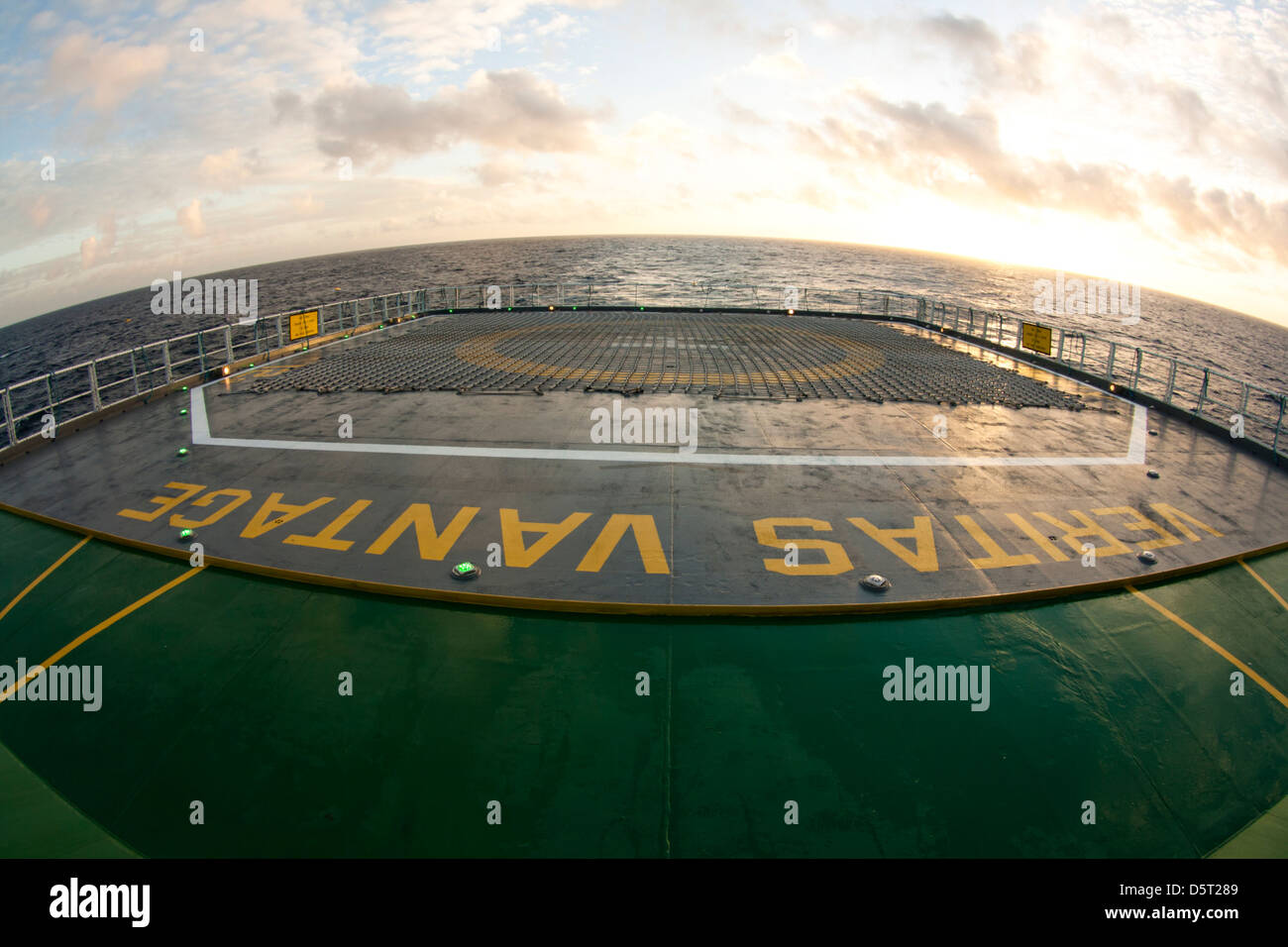 Hubschrauberlandeplätze Deck des seismischen Schiffes CGG Veritas Vantage Stockfoto