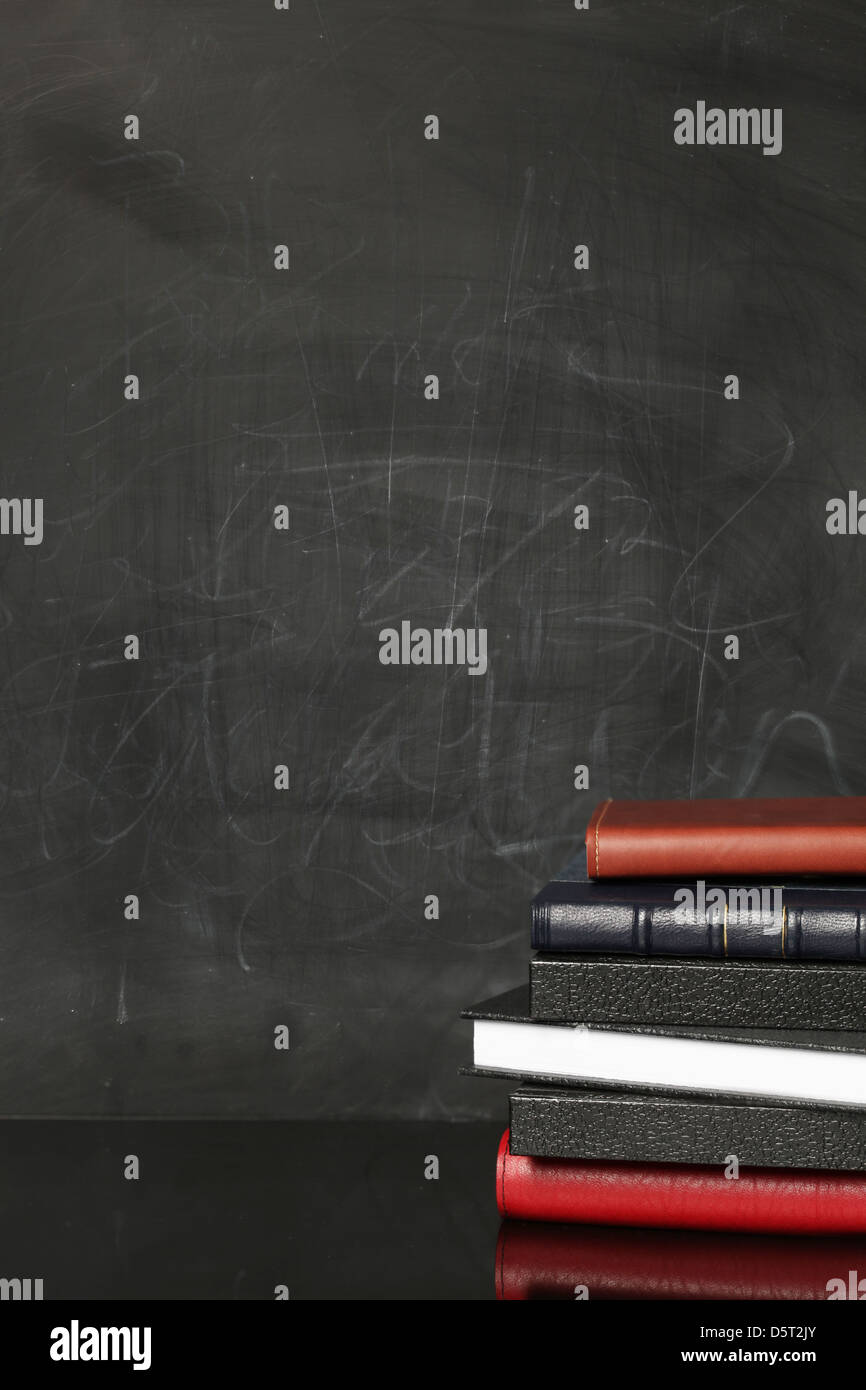 Leere Tafel mit Büchern Stockfoto