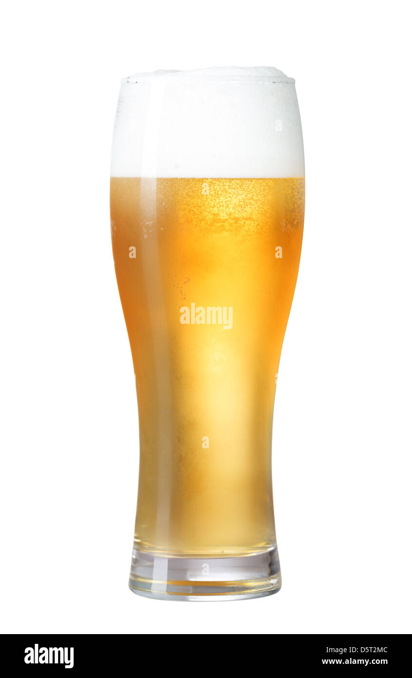 Glas Bier isoliert auf weiss mit Beschneidungspfad enthalten Stockfoto