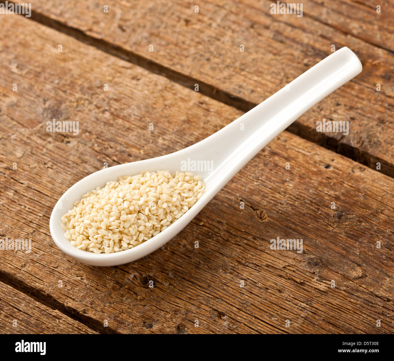 Sesamsamen in den Löffel auf Holztisch Stockfoto