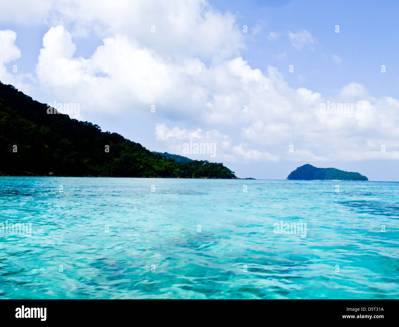 Kristallklare Wasser der Andamanensee gegen blauen Himmel in Surin Marine Park, Phangnga, Thailand Stockfoto