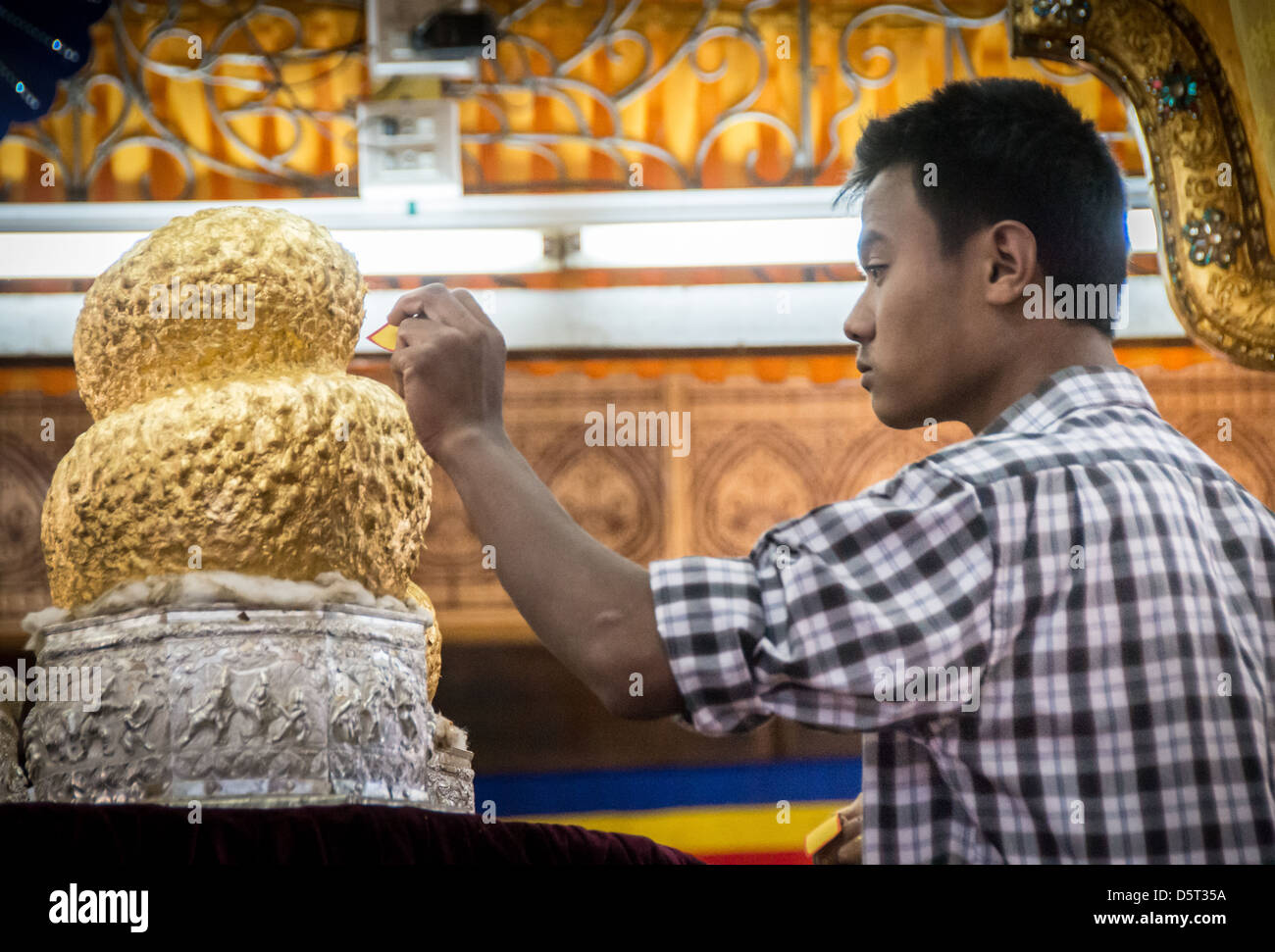 Buddhistische Anhänger hinzufügen Blattgold an der Phaung Daw Oo Pagode Stockfoto