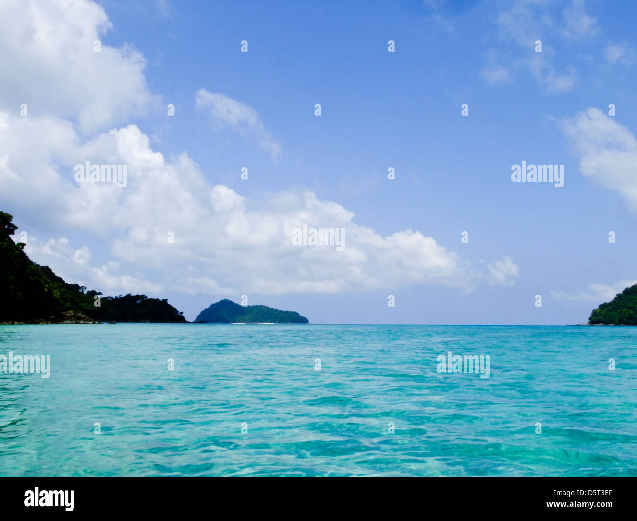 Kristallklare Wasser der Andamanensee gegen blauen Himmel in Surin Marine Park, Phangnga, Thailand Stockfoto