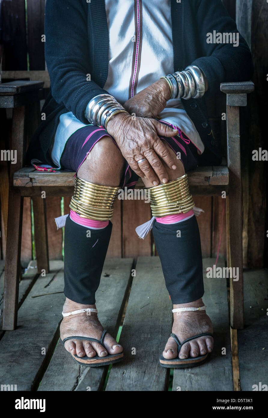 Lange Hals Frau Hände und Füße. Stockfoto