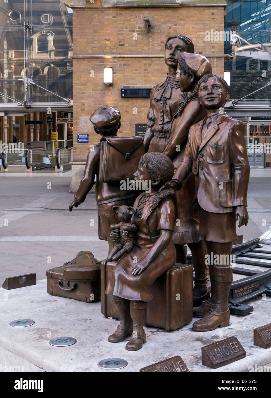 LONDON, Großbritannien - 07. APRIL 2013: Kindertransport Memorial Statue von Frank Meisler vor Liverpool Street Station Stockfoto