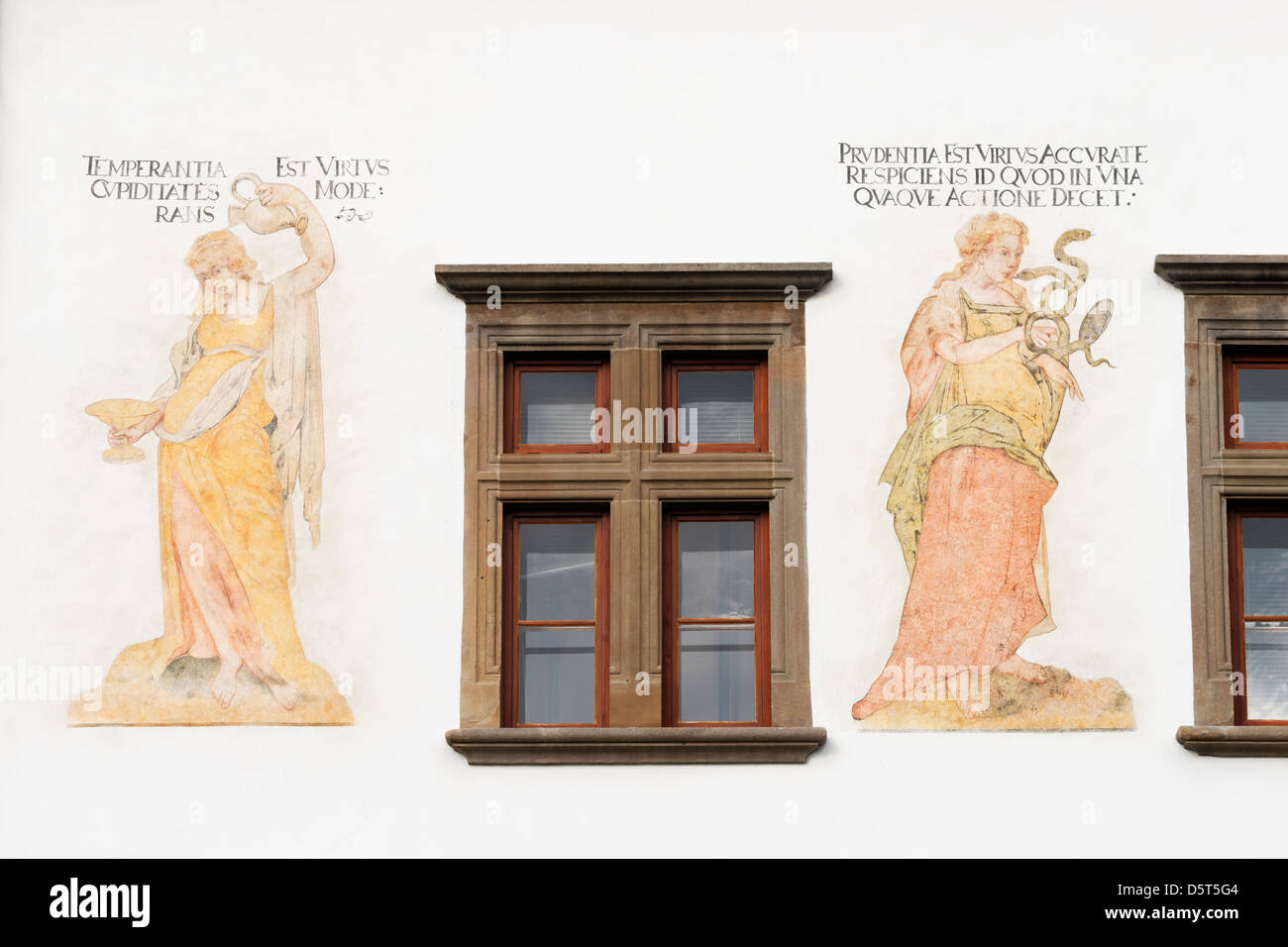 Renaissance Malerei auf die Stadt Hall von Levoca, Slowakei. Dargestellt sind die Tugenden der Mäßigung (L) und Carefulness (R) Stockfoto