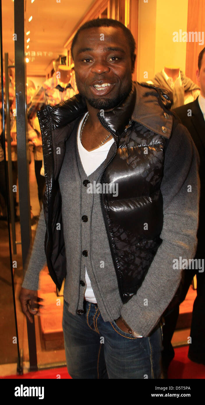 Gerald Asamoah (FC St. Pauli) bei der Eröffnung eines True Religion Store im Alstertal-Einkaufszentrum. Hamburg, Deutschland- Stockfoto