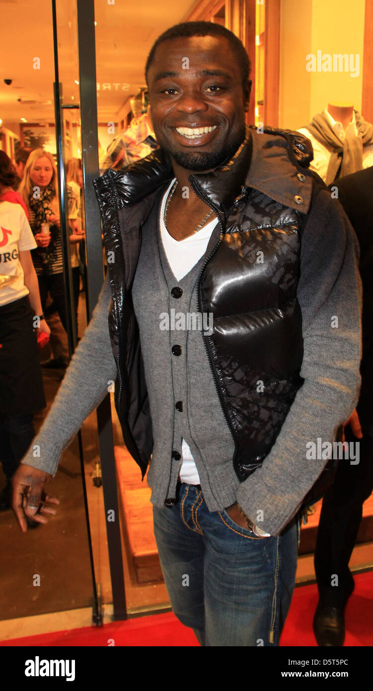 Gerald Asamoah (FC St. Pauli) bei der Eröffnung eines True Religion Store im Alstertal-Einkaufszentrum. Hamburg, Deutschland- Stockfoto