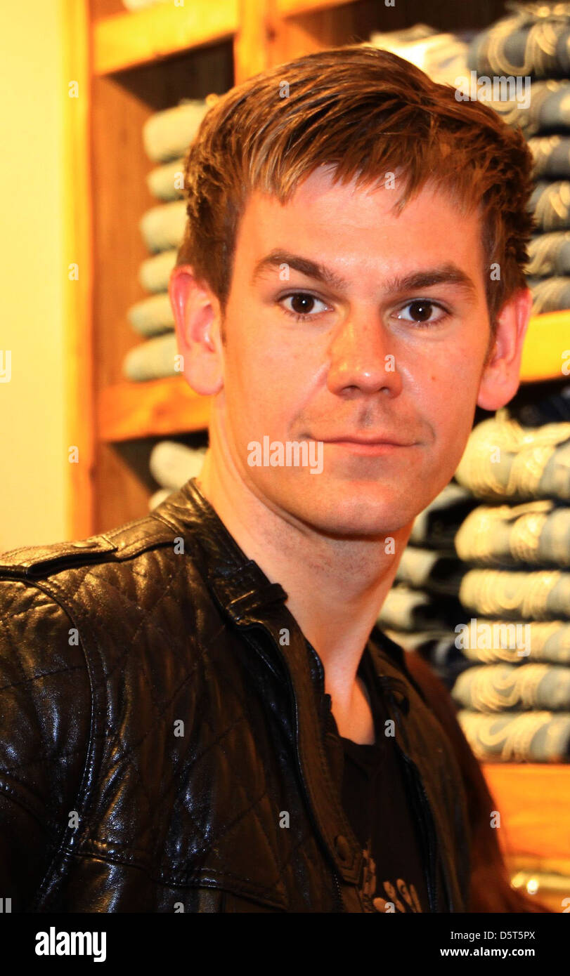 Thomas Kessler (FC St. Pauli) bei der Eröffnung eines True Religion Store im Alstertal-Einkaufszentrum. Hamburg, Deutschland- Stockfoto