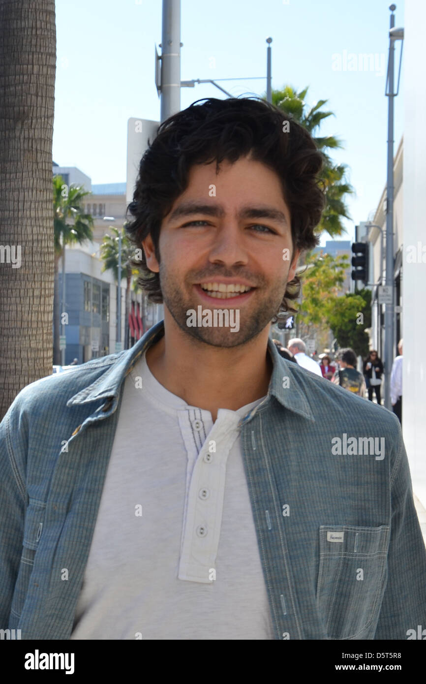 Adrian Grenier unterwegs in Beverly Hills, Los Angeles, Kalifornien - 23.02.12 Stockfoto