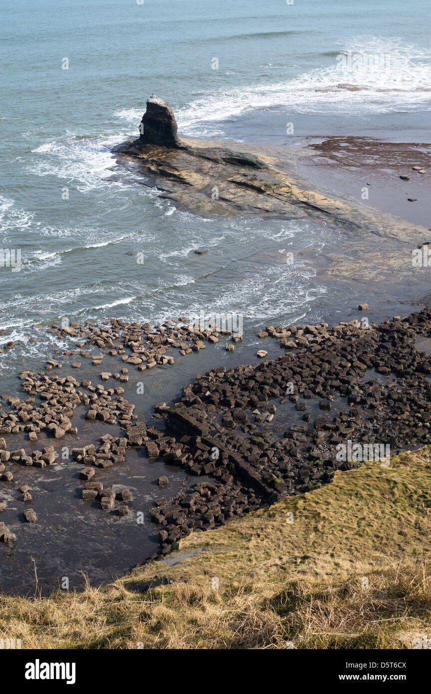 Nab Black Rock gegen Bay in der Nähe von Whitby, North Yorkshire, England, UK Stockfoto