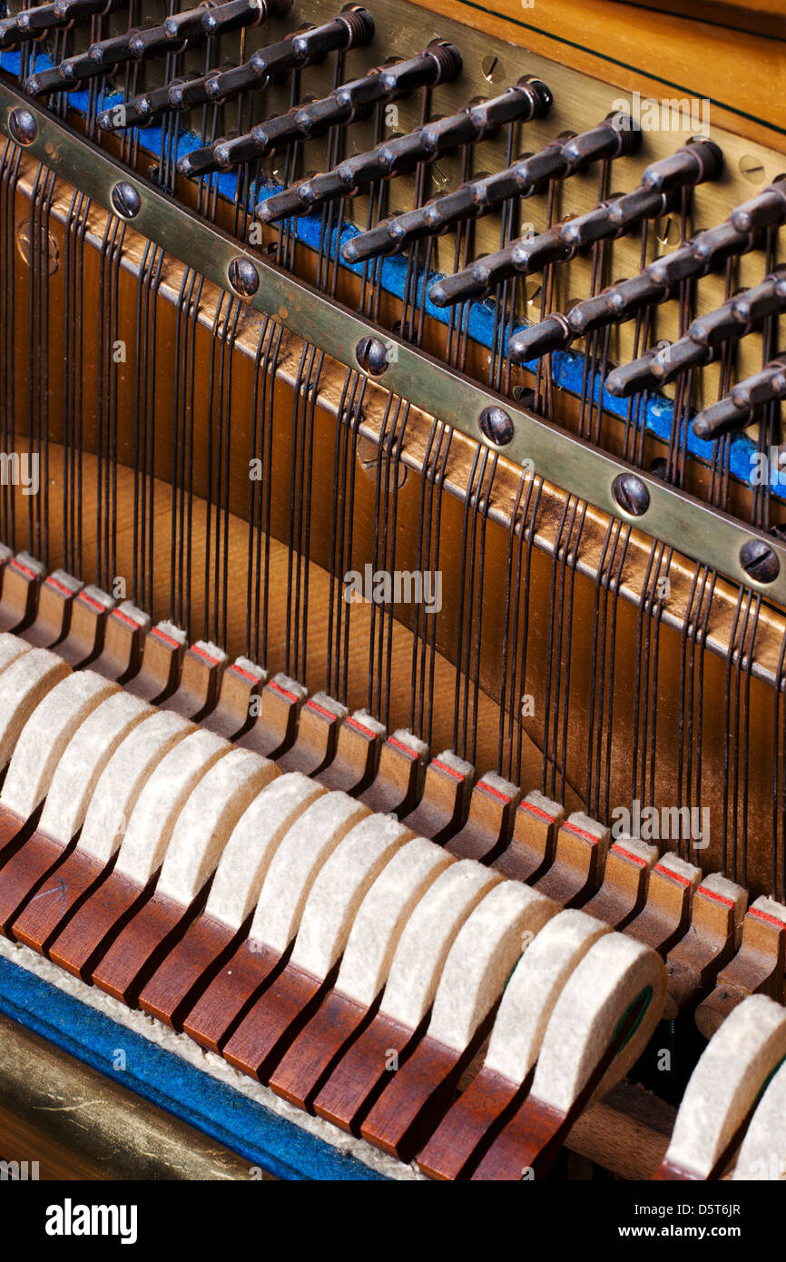 Nahaufnahme der alten im Inneren Element Klavier Stockfoto