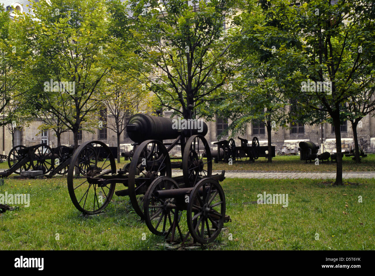 17. und 18. jahrhundert Kanonen an den Hof von Les Invalides formal das Hotel National des Invalides im 7. arrondissement von Paris, Frankreich Stockfoto